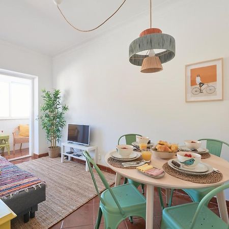 Central & Sunny 2Br Apt Near Beach, By Timecooler セトゥーバル エクステリア 写真
