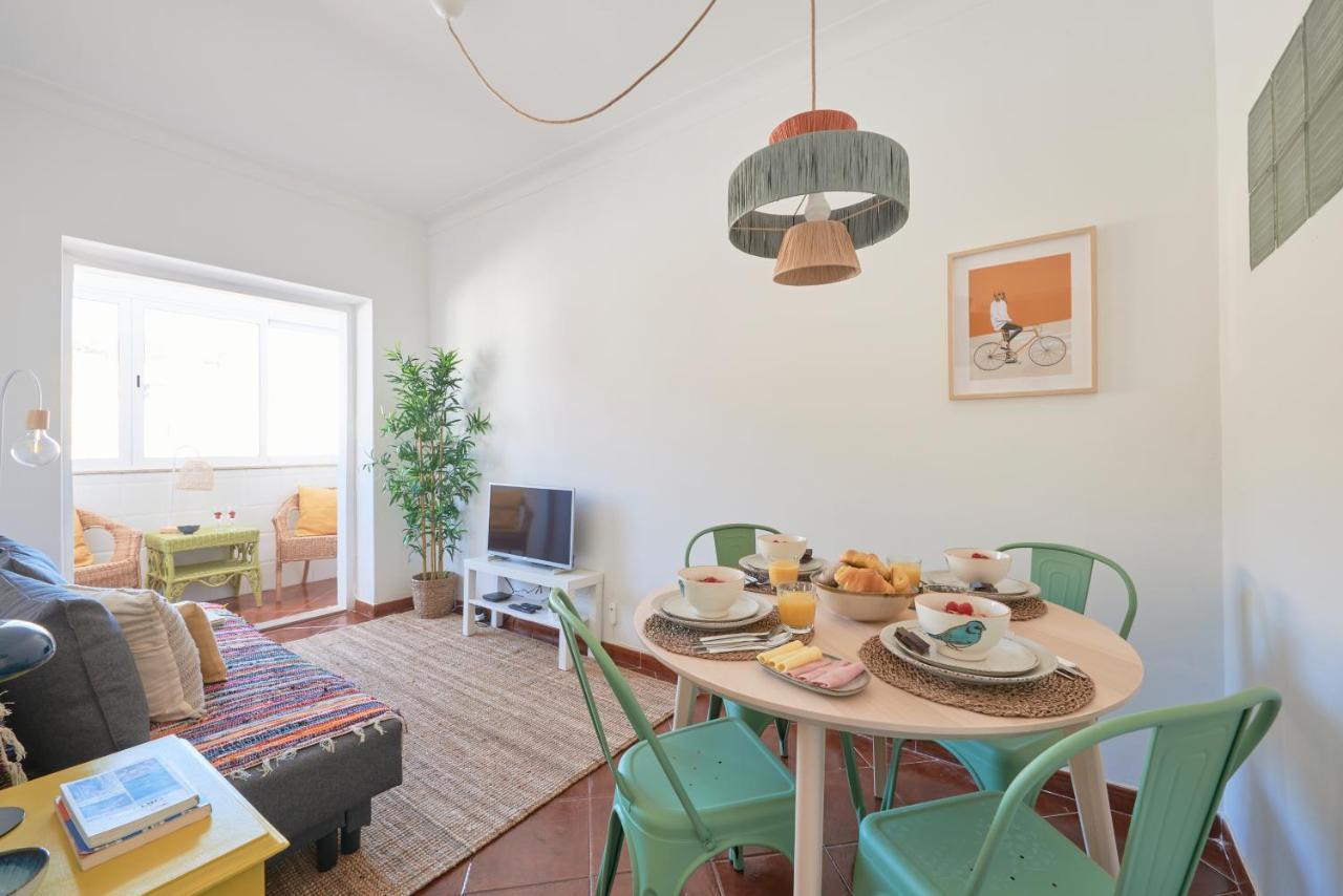 Central & Sunny 2Br Apt Near Beach, By Timecooler セトゥーバル エクステリア 写真