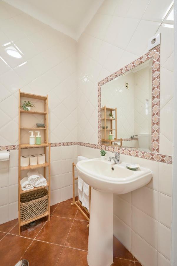 Central & Sunny 2Br Apt Near Beach, By Timecooler セトゥーバル エクステリア 写真