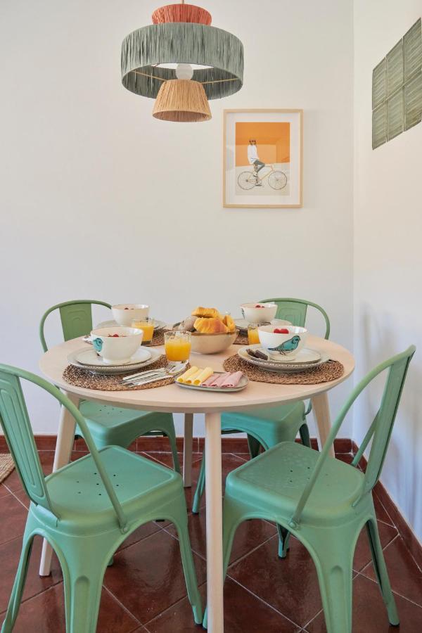Central & Sunny 2Br Apt Near Beach, By Timecooler セトゥーバル エクステリア 写真
