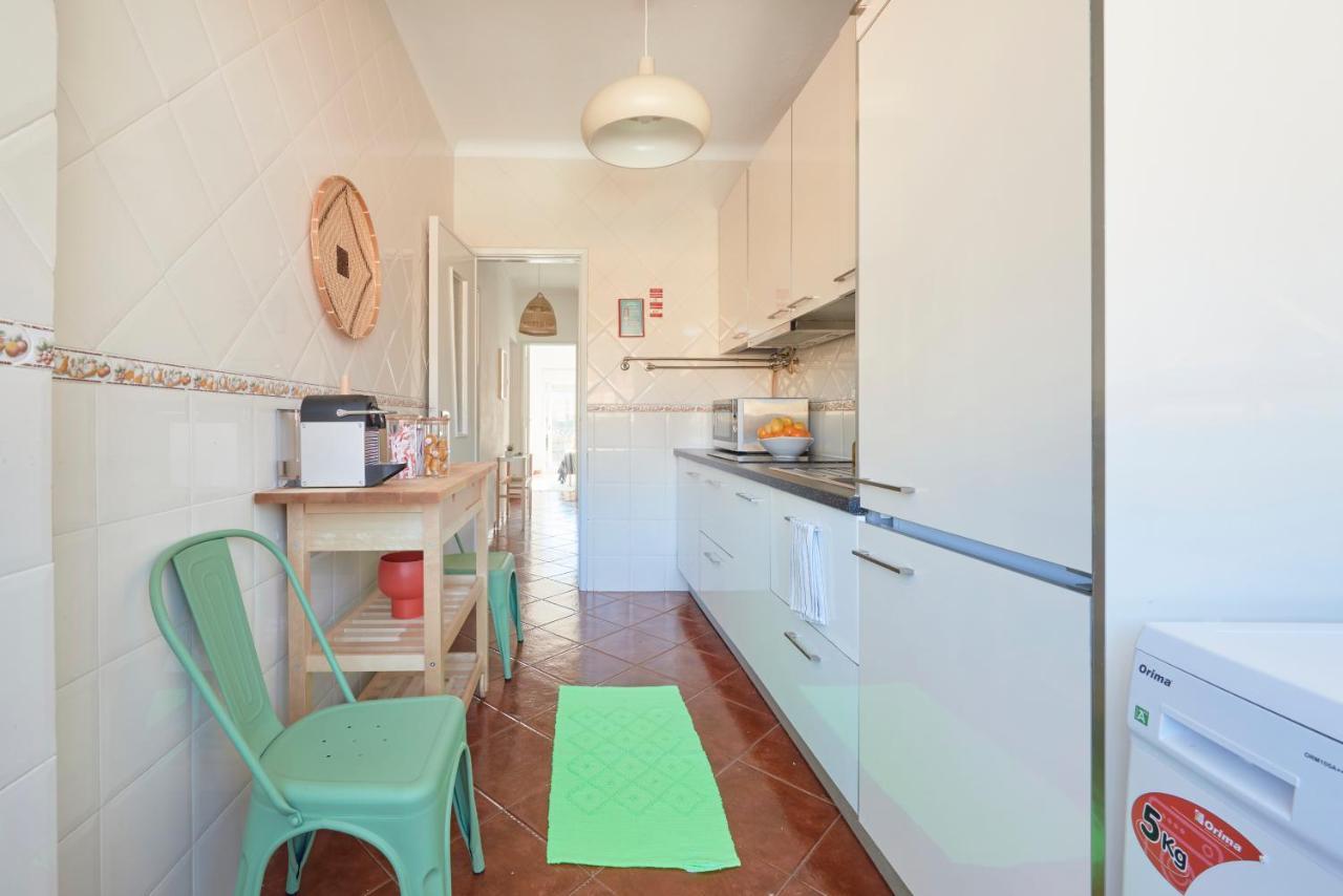 Central & Sunny 2Br Apt Near Beach, By Timecooler セトゥーバル エクステリア 写真