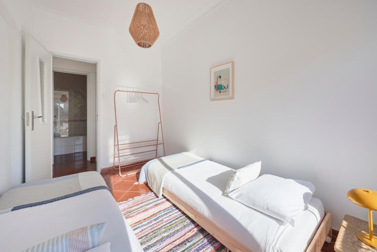 Central & Sunny 2Br Apt Near Beach, By Timecooler セトゥーバル エクステリア 写真