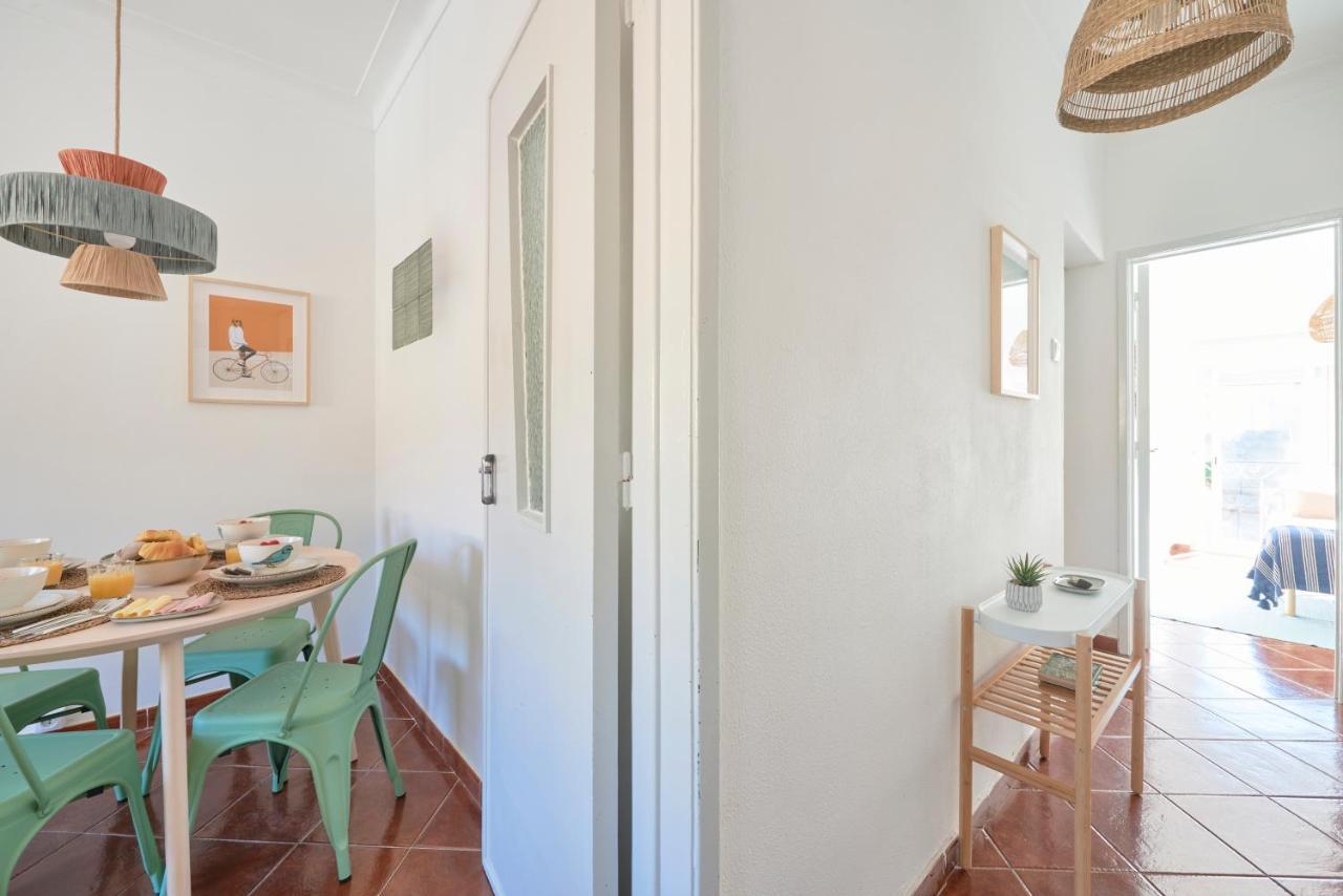 Central & Sunny 2Br Apt Near Beach, By Timecooler セトゥーバル エクステリア 写真