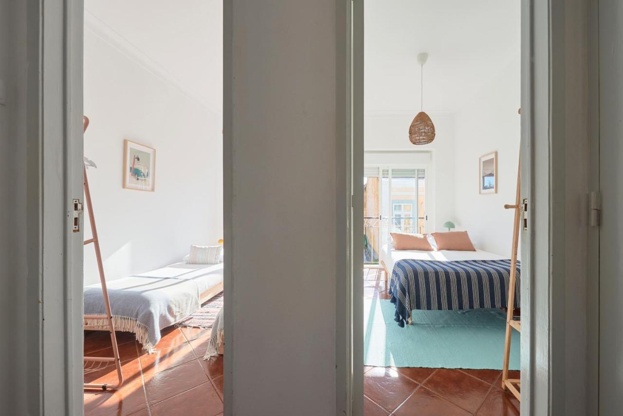 Central & Sunny 2Br Apt Near Beach, By Timecooler セトゥーバル エクステリア 写真