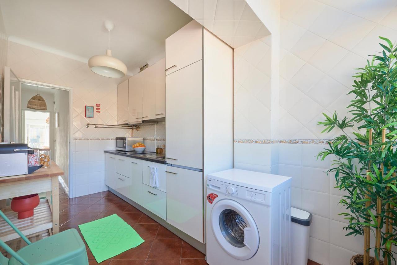 Central & Sunny 2Br Apt Near Beach, By Timecooler セトゥーバル エクステリア 写真