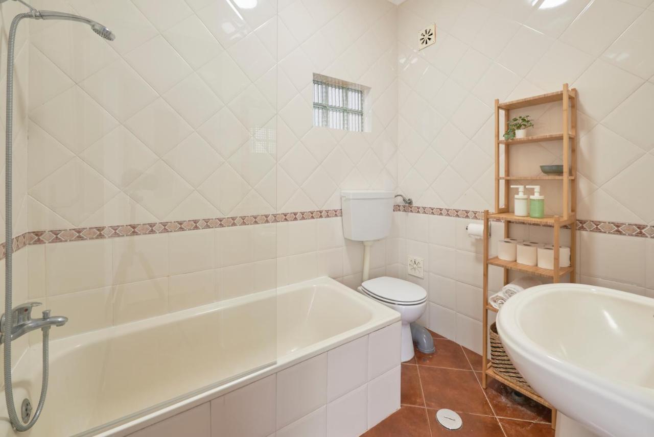 Central & Sunny 2Br Apt Near Beach, By Timecooler セトゥーバル エクステリア 写真